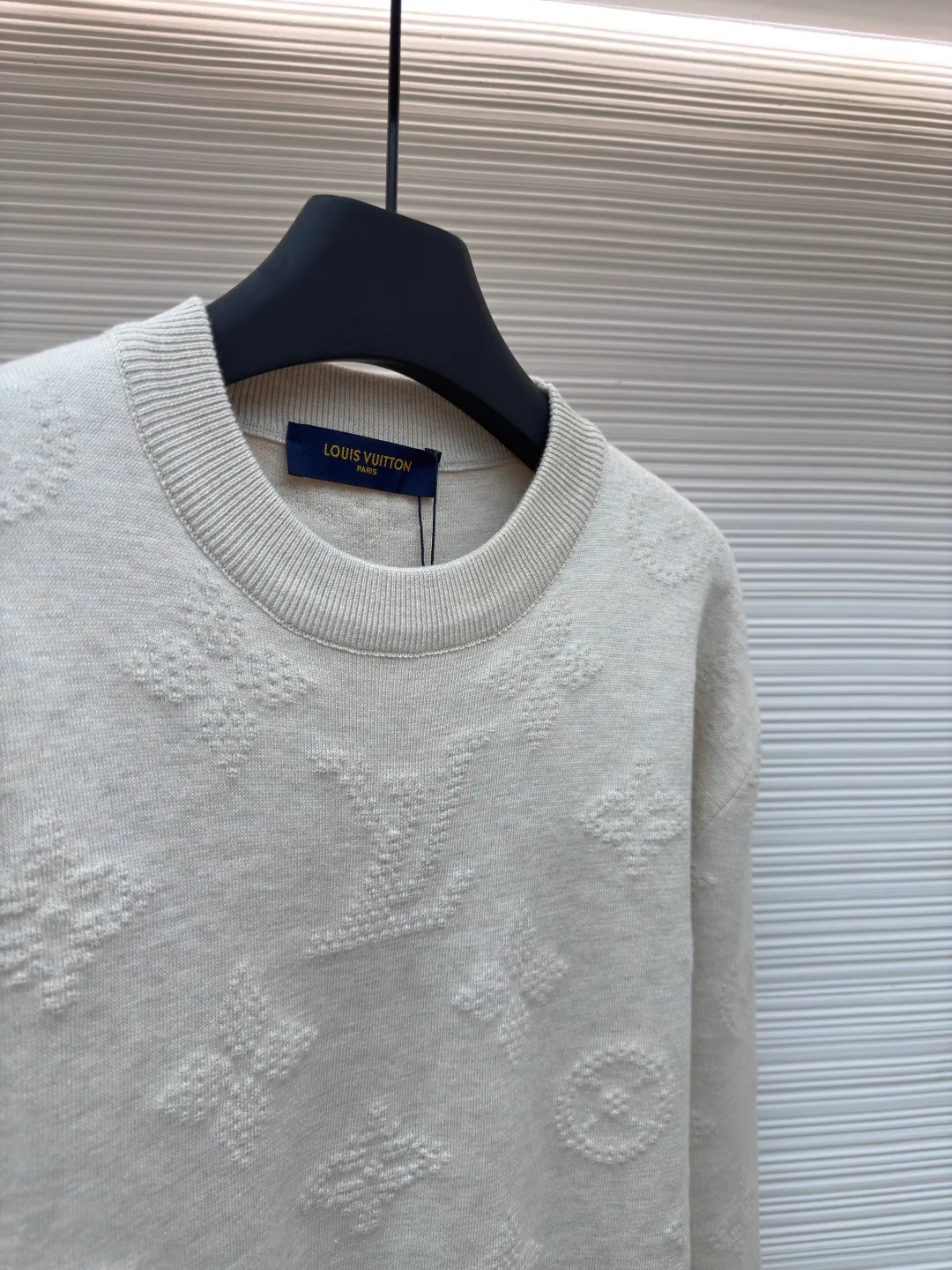LOUIS VUITTON letter dark pattern embossed sweater ●Authentic product: 14800 purchase and development ●Item number: 1680547-B25 ●Fabric: cashmere fabric ●Technology: embossed technology ●Version: fitted version ●Weight: about 765 grams ●Size: S-M-L ●Description: Made of cashmere blended fabric, neckline, sleeves, and hem threads, the overall routing is straight and delicate, the fabric is comfortable and soft, and the color is consistent without color difference. It can be matched with the same style to create a fashionable look, and can be used in various occasions. Customized accessories, complete with three standards, same style for men and women!